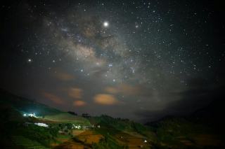 Bulle transparente dans un vignoble : nuit sous les étoiles et les vignes