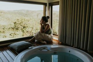 Cabane avec spa dans un vignoble : jacuzzi et vue sur les vignes