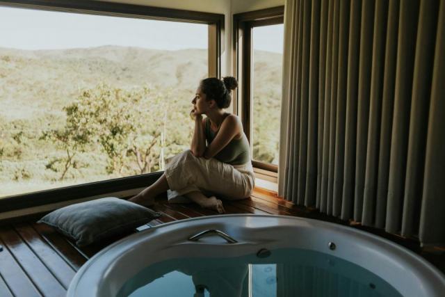 Cabane spa en vignoble : le jacuzzi face aux vignes, un luxe accessible